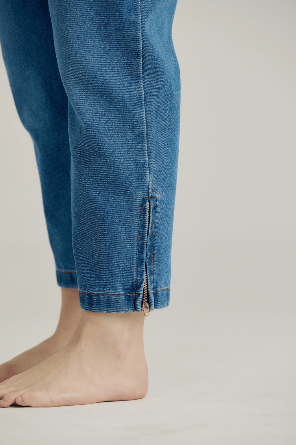 SLIM LEG ZIP JEANS