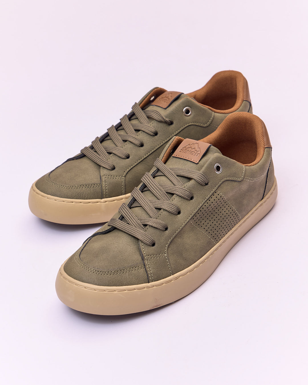 PINHOLE LACEUP SNEAKER