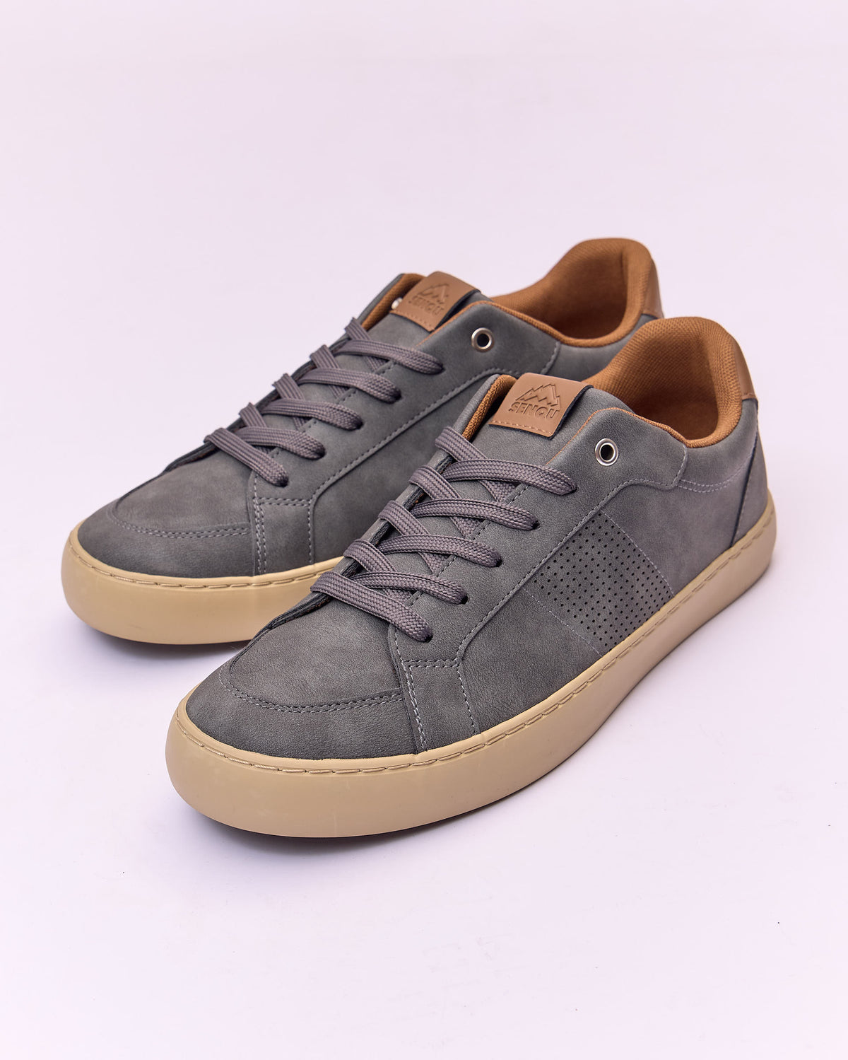 PINHOLE LACEUP SNEAKER