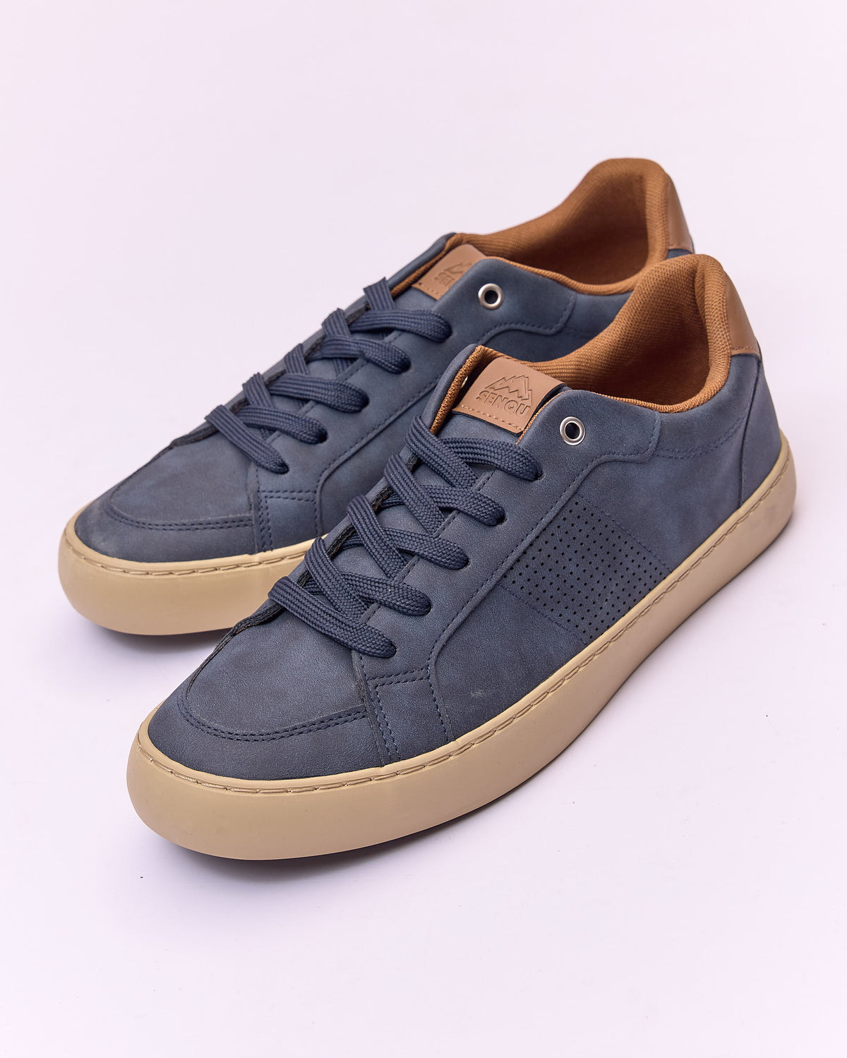 PINHOLE LACEUP SNEAKER